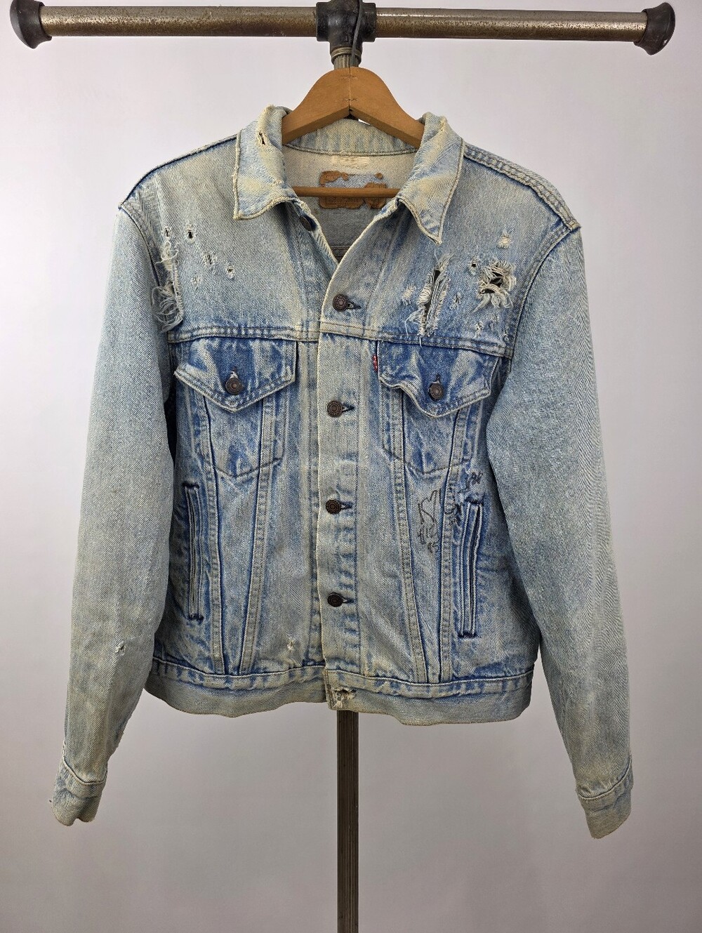Levi's Vintage 80's Blue Denim Type III Trucker Distressed Jacket Size 42 - Picture 1 of 12